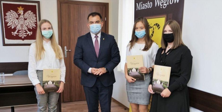Gratulacje dla najlepszych absolwentek