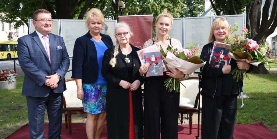 Otrzymali egzemplarz „Balladyny” z pamiątkowymi pieczęciami