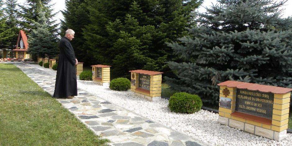 Ścieżka Ziemi Świętej za kościołem w Wiśniewie