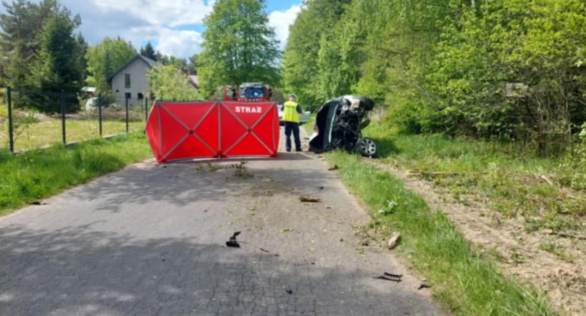 Śmiertelny wypadek w Wólce Kobylańskiej. BMW dachowało na łuku drogi – jedna osoba nie żyje
