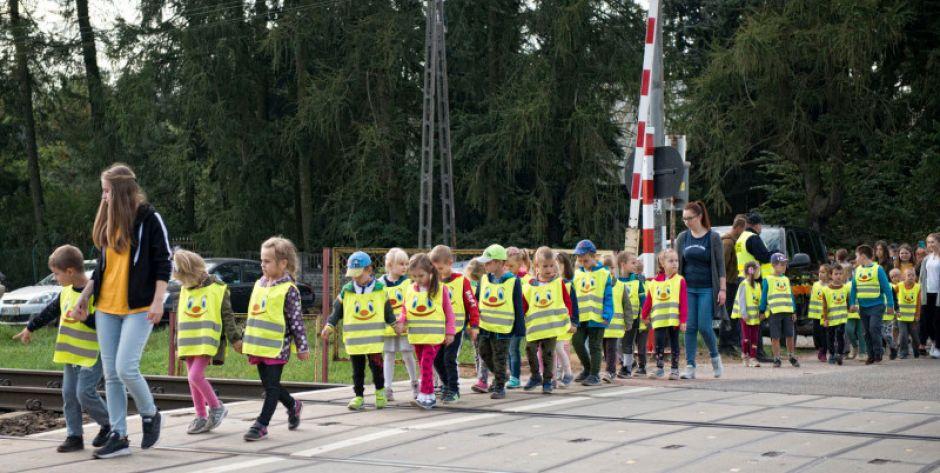 Bezpieczny przejazd - żółta naklejka