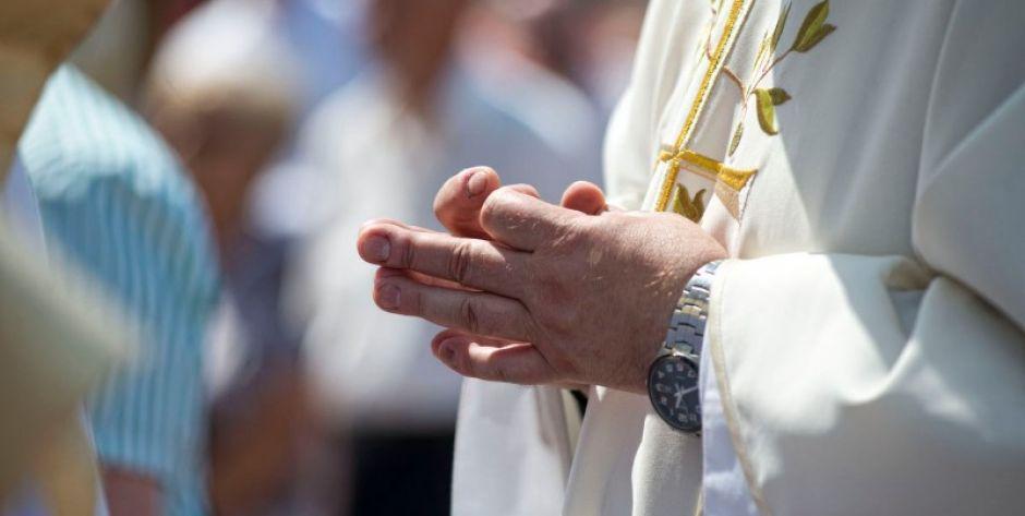 Księża z koronawirusem - Sanepid szuka wiernych, którzy byli na mszach i przyjmowali komunię!