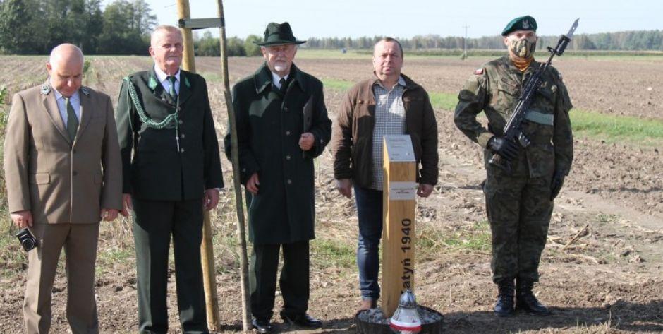 Dęby pamięci w Woli Gułowskiej