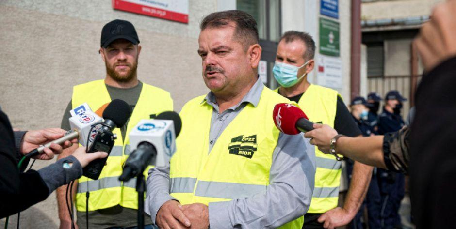 Rolnicy strajkują pod biurem posła Tchórzewskiego - Oglądaj na żywo!