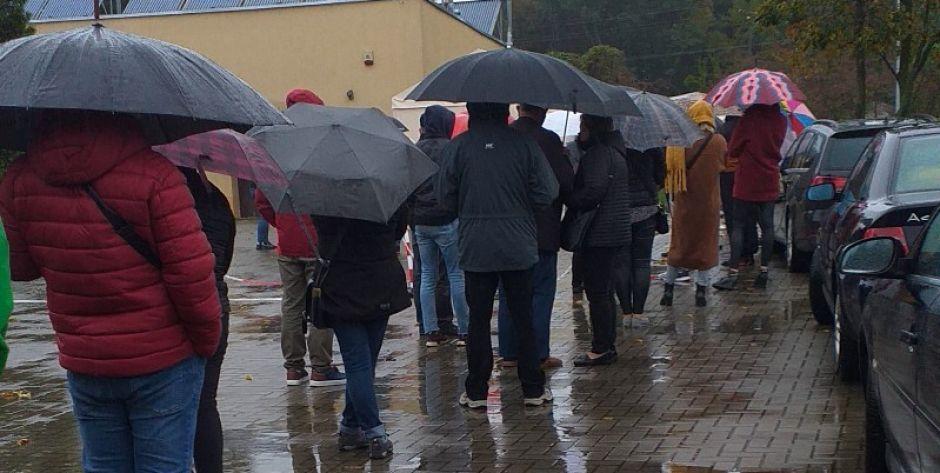 W deszczu czekają na badanie [ZDJĘCIA]