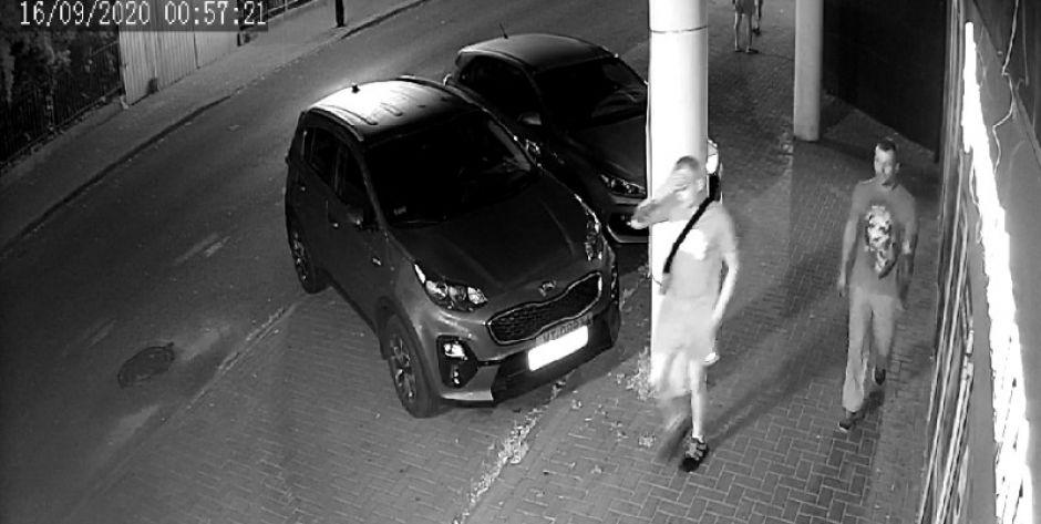 Uszkodzili drzwi i witrynę sklepową. Szuka ich policja