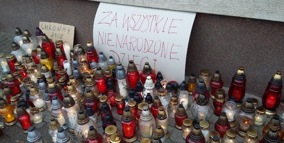 Protest, znicze, napis