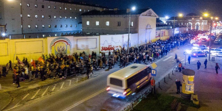 Młodzi manifestowali, obrońcy kościołów stali pod katedrą