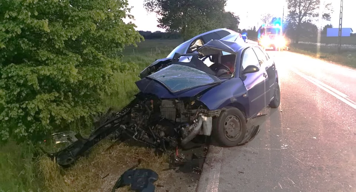 Czołowe zderzenie w Łosicach. 23-latka z poważnymi obrażeniami trafiła do szpitala 