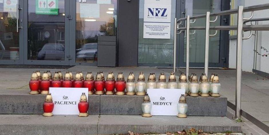 Znicze przed przychodniami