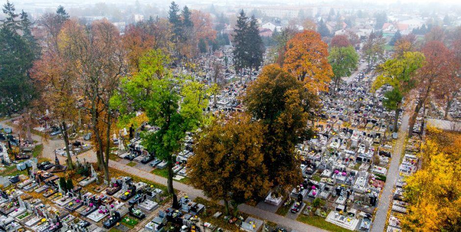 Siedleckie cmentarze otwarte tylko dla żałobników