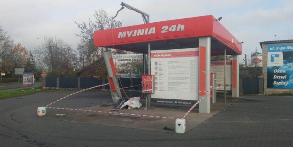 Ktoś uszkodził myjnię samochodową przy rondzie Deyny w Siedlcach