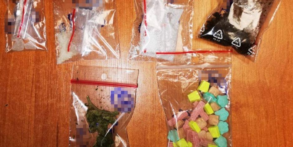 Narkotykowa impreza w hotelu z udziałem poszukiwanego przez policję 20-latka
