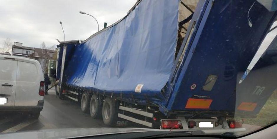 „Przecisnął” się pod wiaduktem. Będą sprawdzać, czy konstrukcja jest uszkodzona