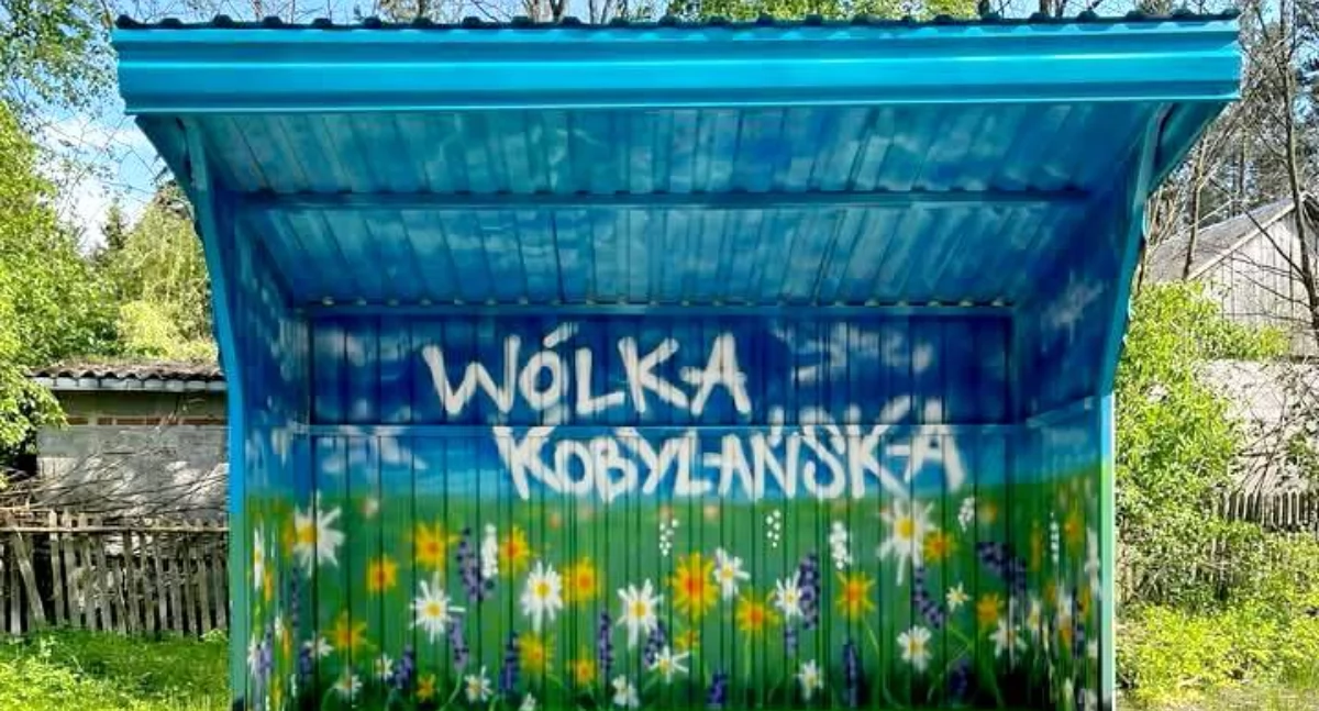  Przystanek autobusowy zamienił się w kolorową łąkę