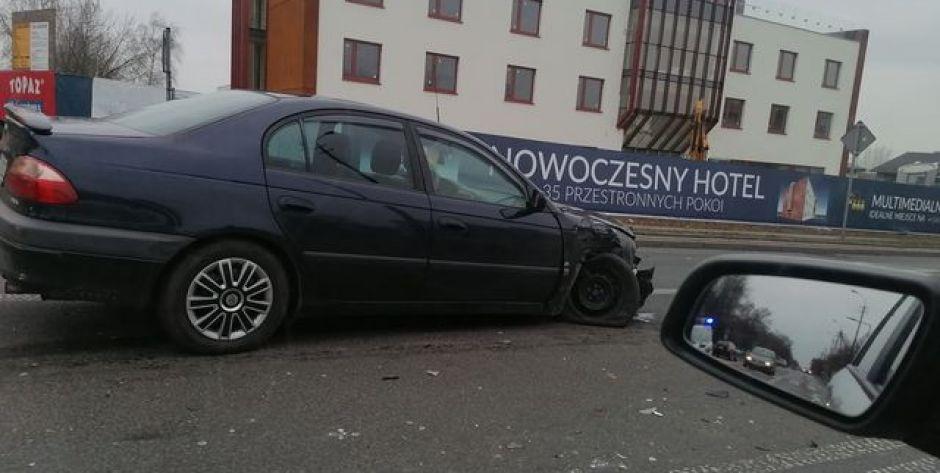 Zderzenie toyoty z ciężarówką na Warszawskiej