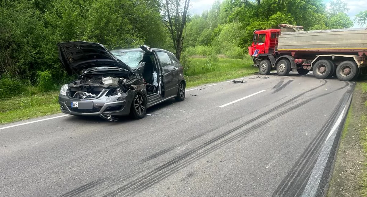 Czołowe zderzenie osobówki z cieżarówką na DW698