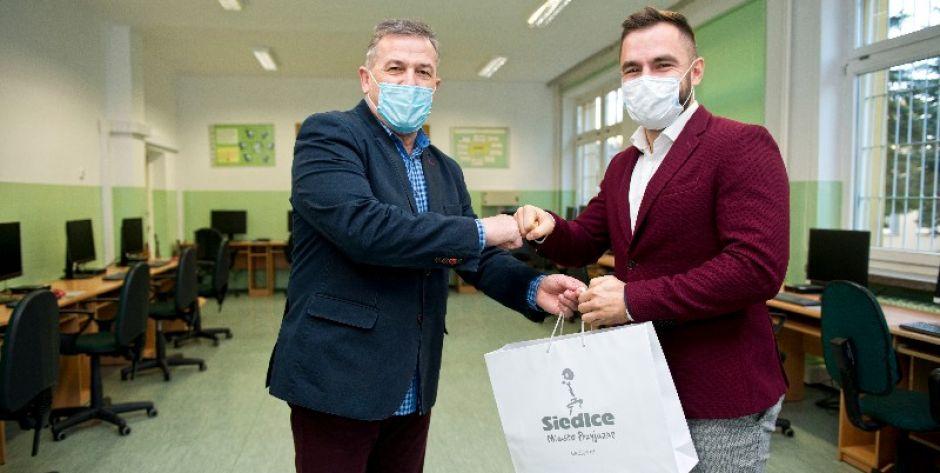 Sedkomp przekazał nowe komputery dla siedleckiej „Dziewiątki”.