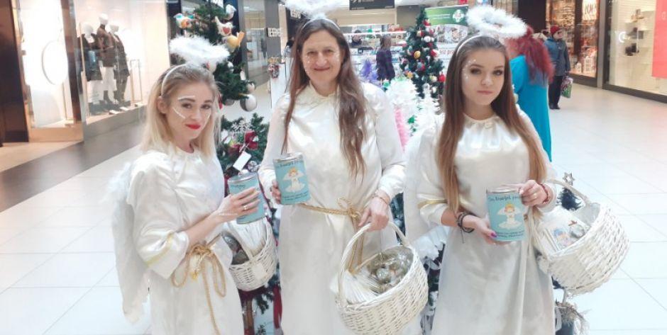 Aniołki kwestują dla seniorów z Domu nad Stawami