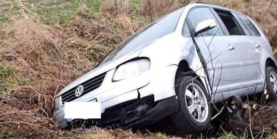 80-latek zjechał volkswagenem do rowu
