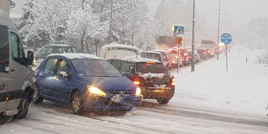 Intensywne opady śniegu - Paraliż na drogach