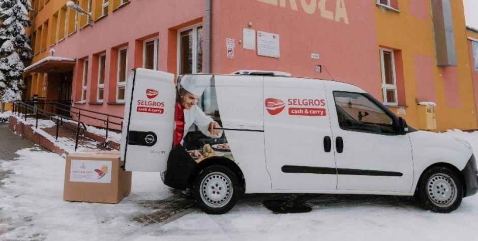 Maseczki i owoce dla najmłodszych uczniów!