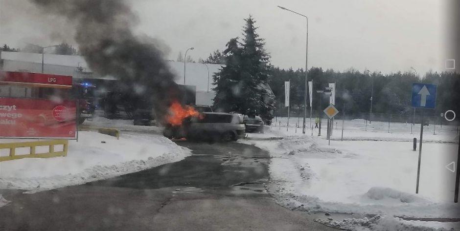 Pożar samochodu na stacji paliw 
