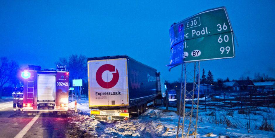 Ciężarówka na poboczu 