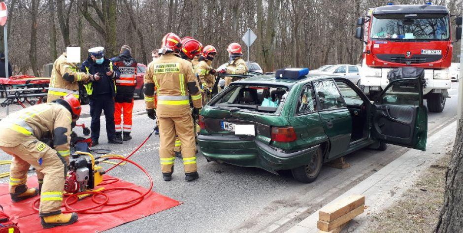 Wypadek na Prusa - Kobieta była uwięziona w aucie