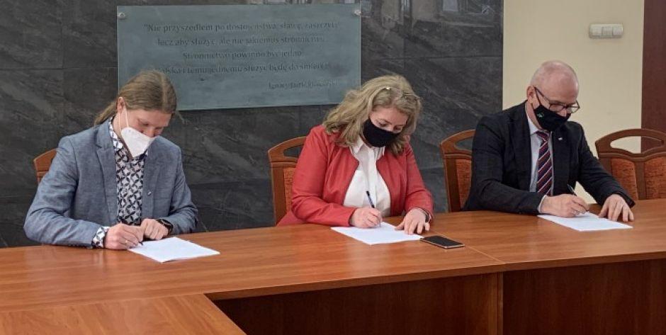 Umowa na rozbudowę ZSP w Łochowie