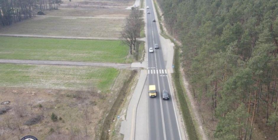 Wyprzedzali na przejściu dla pieszych. - Przyłapał ich policyjny dron....