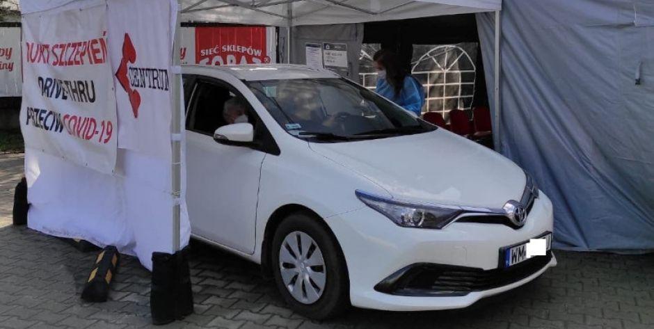 Przyjedź samochodem się zaszczepić. - Miński punkt szczepień drive - thru jest już czynny!