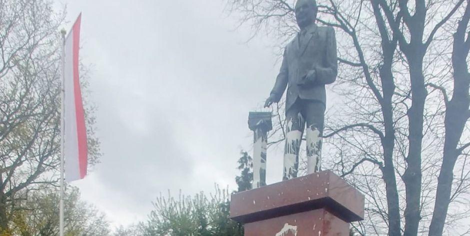 Pomnik prezydenta oblany farbą