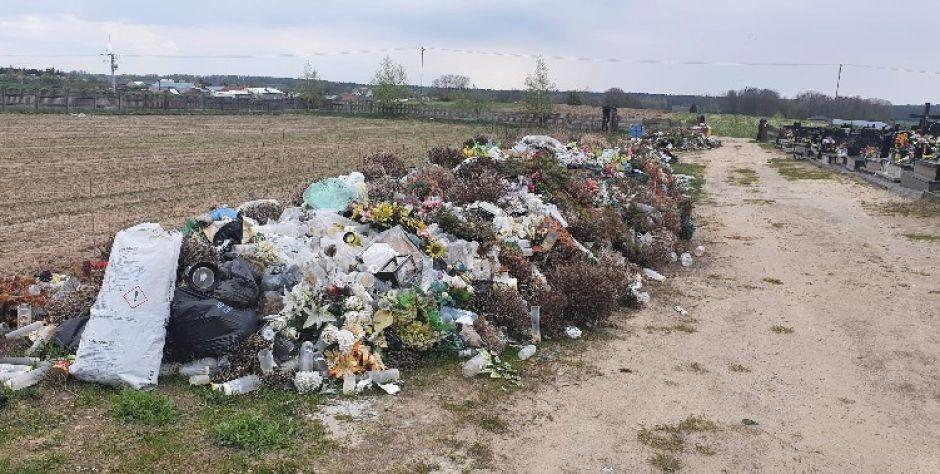 Na cmentarzu w Starej Kornicy - Aleja... śmieci