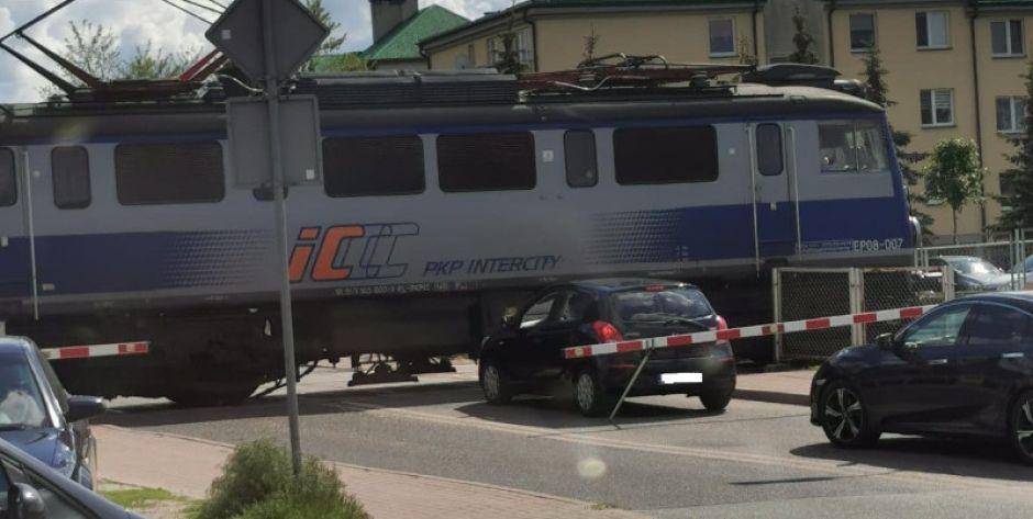 O krok od nieszczęścia na przejeździe kolejowym! 