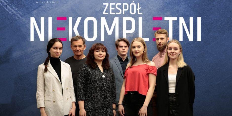 Niekompletni przy fontannie