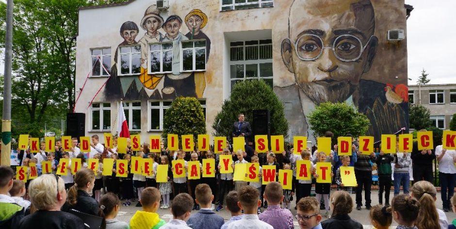 Mural z Januszem Korczakiem na Dzień Dziecka