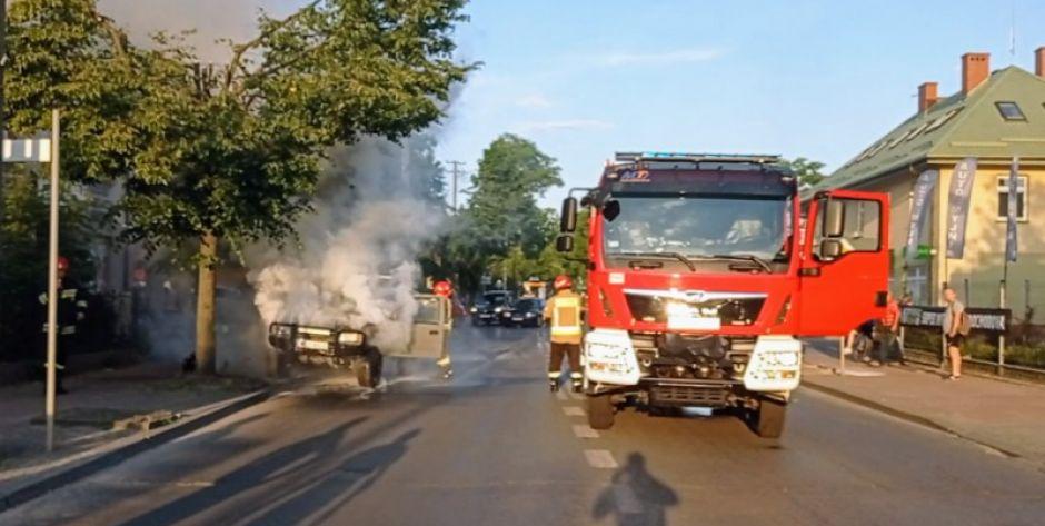 Film z akcji gaśniczej pożaru samochodu na Starowiejskiej