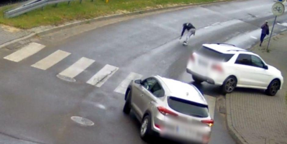 Nastolatek potrącony na przejściu dla pieszych. Zobacz nagranie z kamery miejskiego monitoringu!