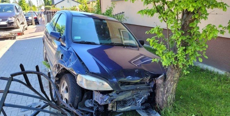 Astra wbiła się w ogrodzenie na Ceglanej