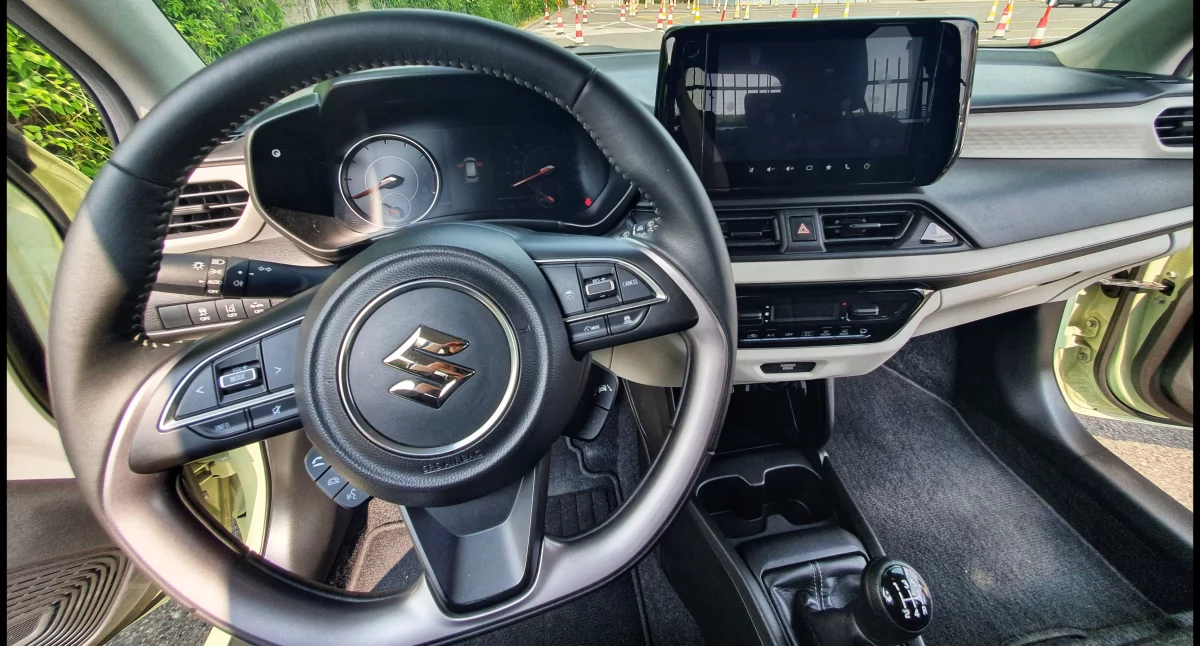 Prezentacja nowego samochodu egzaminacyjnego w siedleckim WORD. Koniec z Oplami Corsa – czas na Suzuki Swift