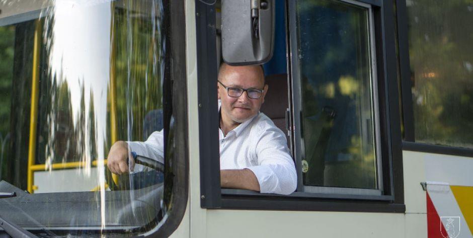 Burmistrz za kierownicą autobusu 