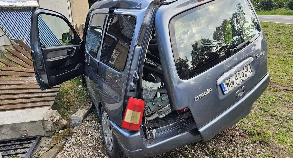 Pijany kierowca uderzył w drzewo i ogrodzenie. Miał ponad 3 promile alkoholu