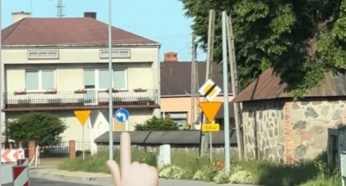 Absurd na DW 698! Brak logiki w oznakowaniu drogi w Starej Kornicy 