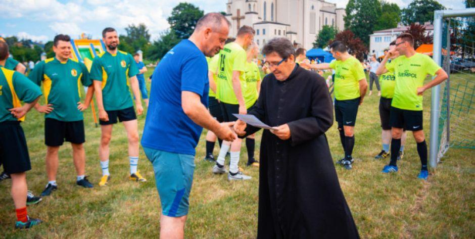 Urzędnicy i księża zagrali, by pomóc 