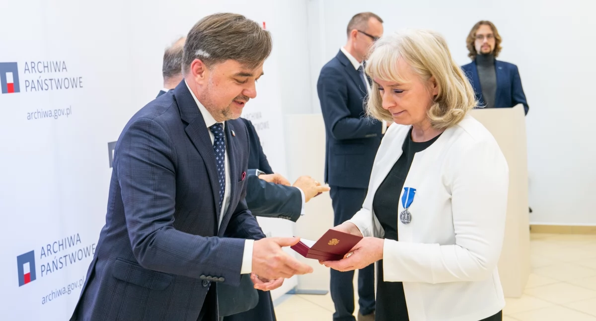 Beata Troć z Archiwum Państwowego w Siedlcach odznaczona Medalem Stulecia Odzyskanej Niepodległości