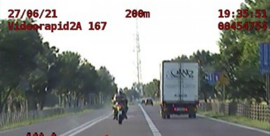 Motocyklista zatrzymany za znaczne przekroczenie prędkości: Taką maszyną nie da się wolno jechać...