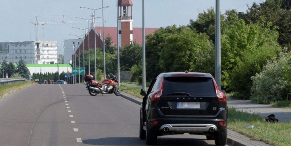 21-latek bez uprawnień zderzył się z osobówką