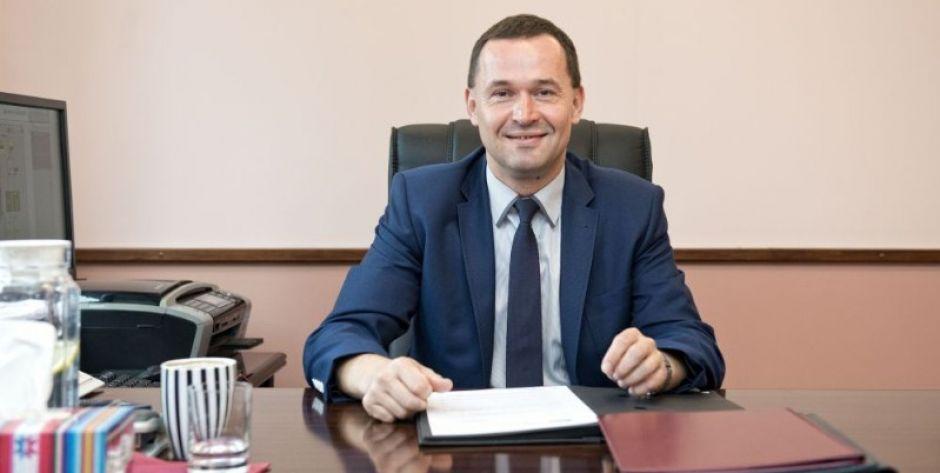 „Syn posła w państwowej spółce” - Interia o Karolu Tchórzewskim