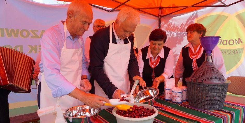 Zasypywali wiśnie na wiśniówkę
